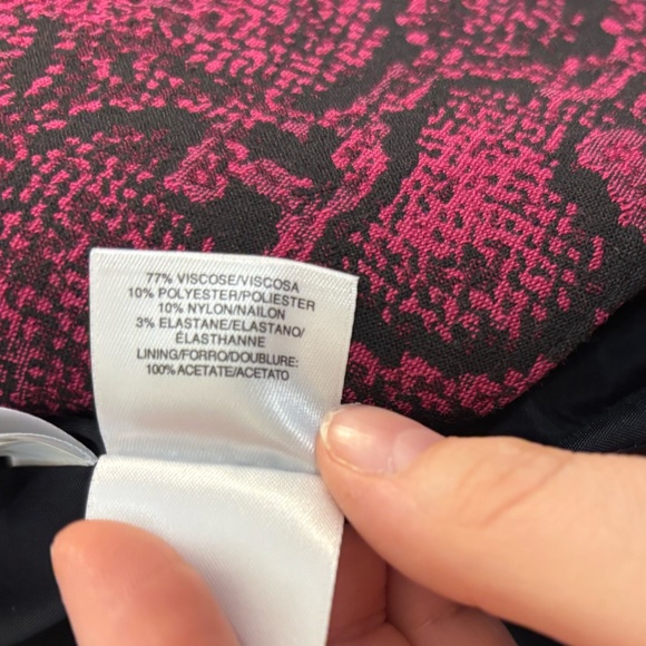 Anne Klein magenta & black snakeskin pattern blazer w/ floppy lapels - Picture 5 of 5